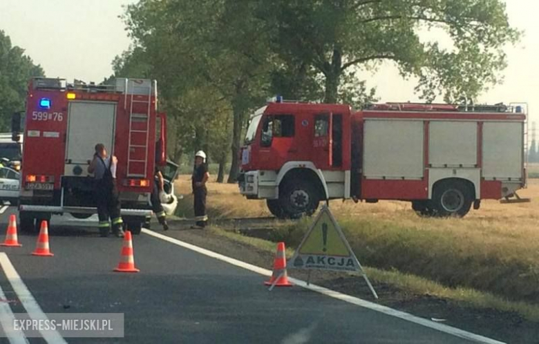 Kierująca oplem kobieta została zabrana do szpitala. Pozostali podróżujący nie doznali poważnych obrażeń