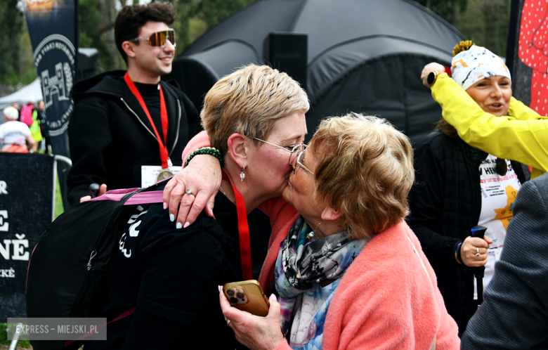 Setki biegaczy i świetne wyniki. 15. Półmaraton Henrykowski i 11. Dycha Księgi Henrykowskiej [foto]