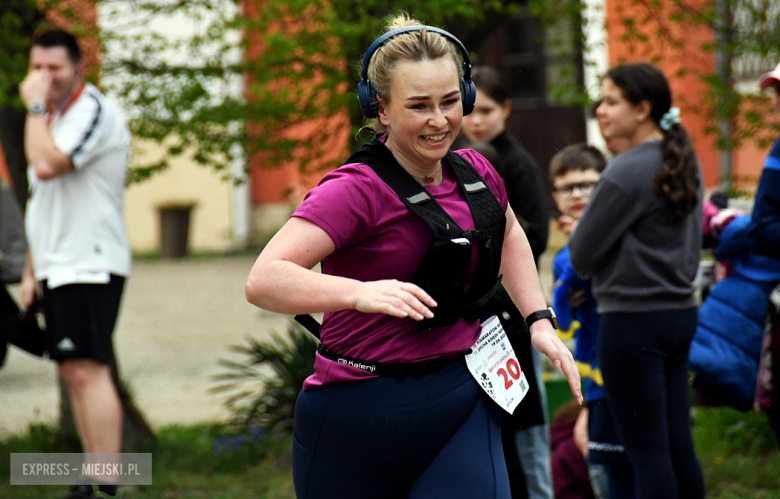 Setki biegaczy i świetne wyniki. 15. Półmaraton Henrykowski i 11. Dycha Księgi Henrykowskiej [foto]