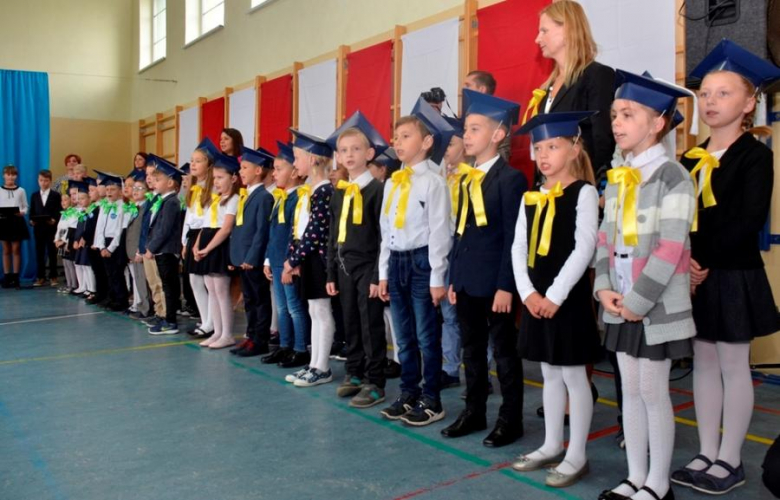 Pierwszoklasiści Szkoły Podstawowej nr 3 im. Mikołaja Kopernika