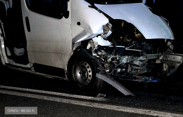 	Czołowe zderzenie pojazdów na wysokości Kluczowej. Droga całkowicie zablokowana