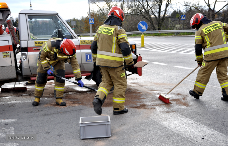 Zderzenie osobówki z samochodem ciężarowym na skrzyżowaniu ul. Legnickiej z krajową ósemką