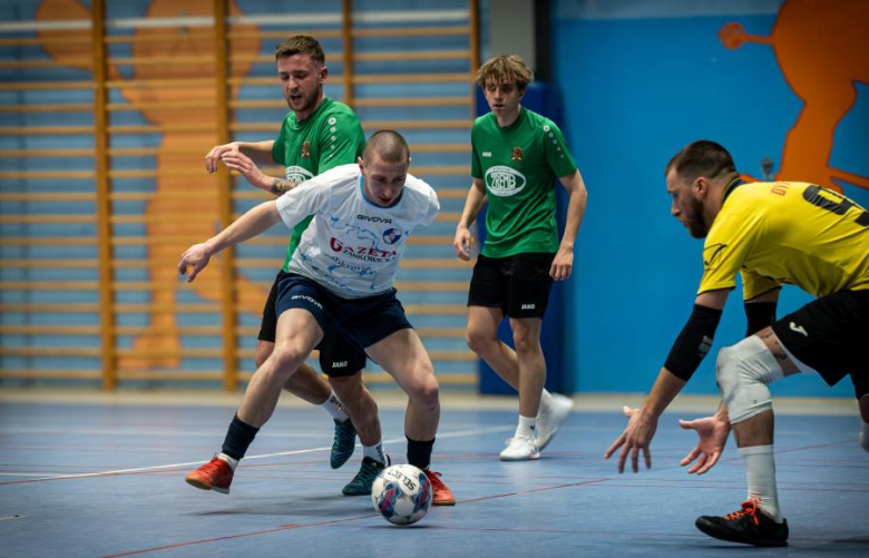Ząbkowicka Liga Futsalu wkroczyła w decydującą fazę. Znamy cztery ekipy, które zawalczą o mistrza