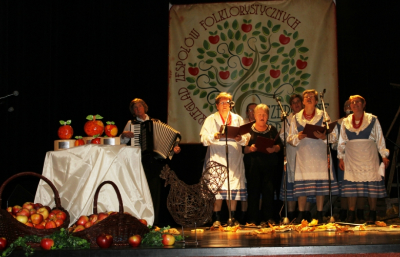 Przegląd zespołów folklorystycznych pt. "Czerwone Jabłuszko"