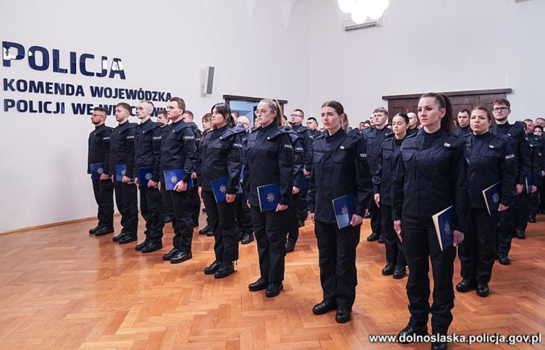 Nowi dolnośląscy policjanci wypowiedzieli słowa roty ślubowania