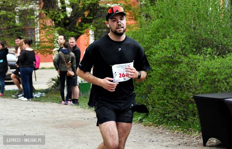 Setki biegaczy i świetne wyniki. 15. Półmaraton Henrykowski i 11. Dycha Księgi Henrykowskiej [foto]