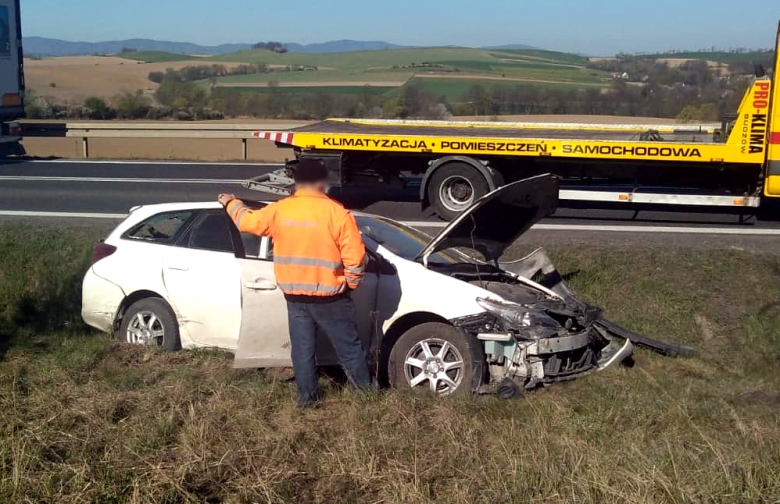 Samochód osobowy wypadł z drogi na krajowej ósemce