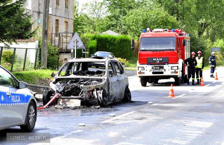 Na drodze wojewódzkiej nr 385 w Stolcu doszczętnie spłonął samochód osobowy marki BMW