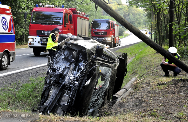 Kierujący Mercedesem wypadł z drogi i zatrzymał się na słupie telekomunikacyjnym