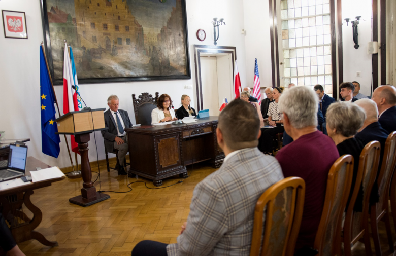 Uroczysta sesja Rady Miejskiej w Ziębicach, podczas której nadano tytuł Honorowych Obywateli Ziębic