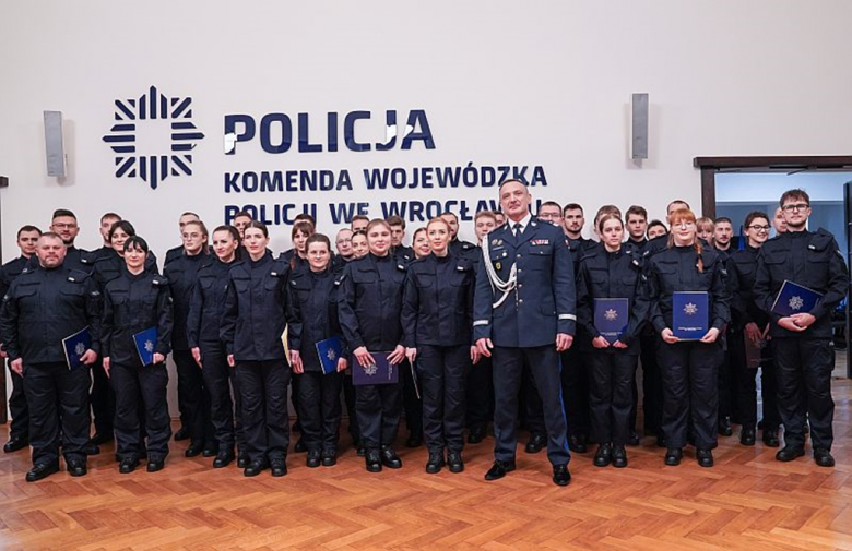 Nowi dolnośląscy policjanci wypowiedzieli słowa roty ślubowania