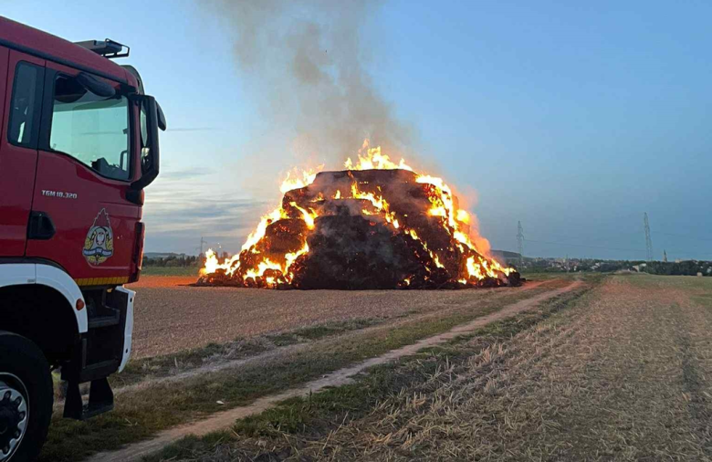 Pożar balotów słomy w Tarnowie