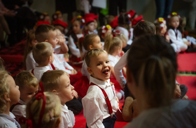 Lekcja patriotyzmu od najmłodszych. VI Przedszkolny Przegląd Artystyczny [foto]