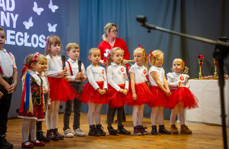 Lekcja patriotyzmu od najmłodszych. VI Przedszkolny Przegląd Artystyczny [foto]