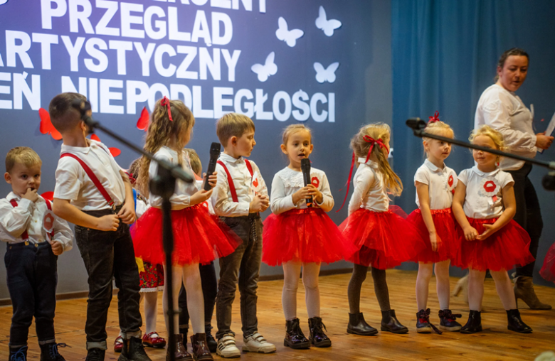 Lekcja patriotyzmu od najmłodszych. VI Przedszkolny Przegląd Artystyczny [foto]