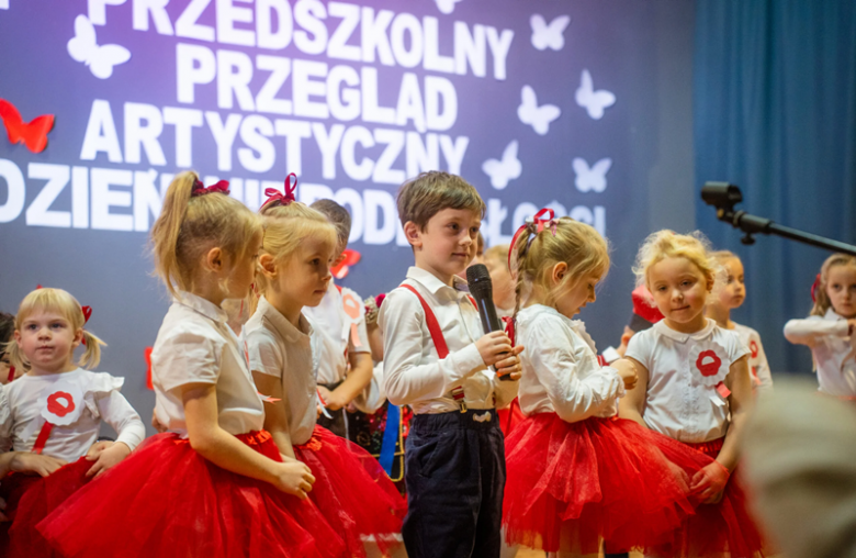 Lekcja patriotyzmu od najmłodszych. VI Przedszkolny Przegląd Artystyczny [foto]