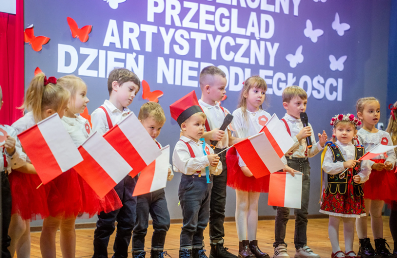 Lekcja patriotyzmu od najmłodszych. VI Przedszkolny Przegląd Artystyczny [foto]