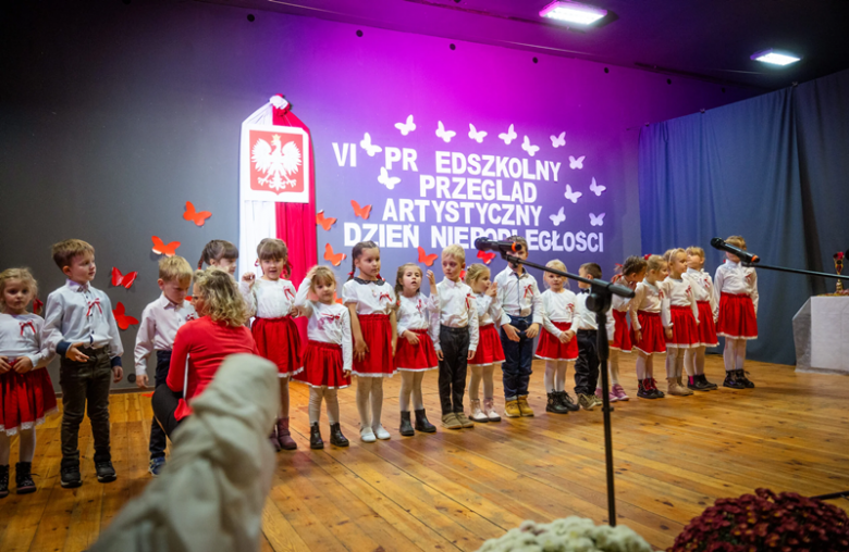 Lekcja patriotyzmu od najmłodszych. VI Przedszkolny Przegląd Artystyczny [foto]