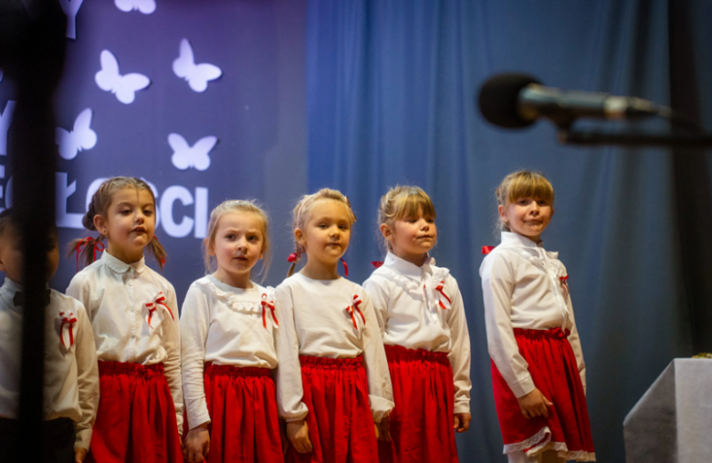 Lekcja patriotyzmu od najmłodszych. VI Przedszkolny Przegląd Artystyczny [foto]