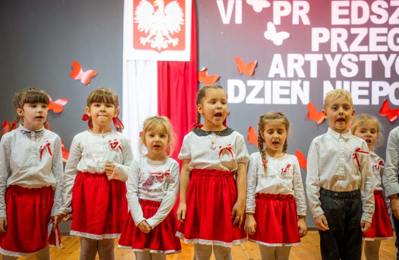 Lekcja patriotyzmu od najmłodszych. VI Przedszkolny Przegląd Artystyczny [foto]