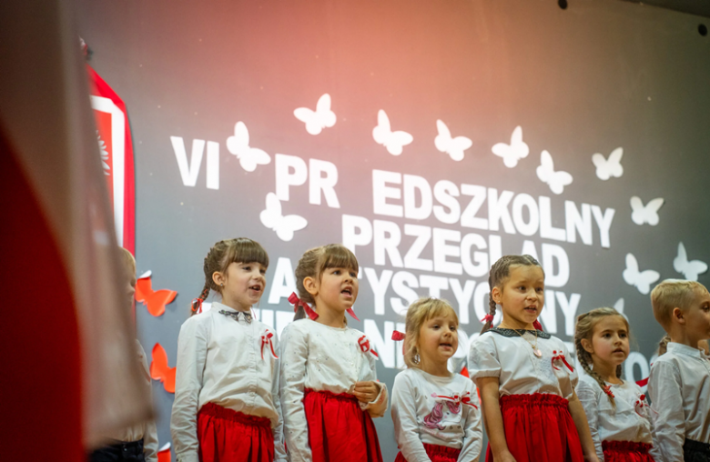 Lekcja patriotyzmu od najmłodszych. VI Przedszkolny Przegląd Artystyczny [foto]