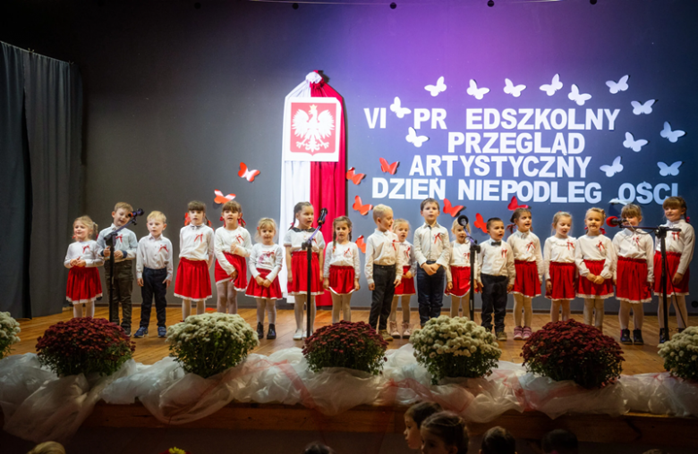 Lekcja patriotyzmu od najmłodszych. VI Przedszkolny Przegląd Artystyczny [foto]