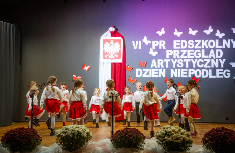 Lekcja patriotyzmu od najmłodszych. VI Przedszkolny Przegląd Artystyczny [foto]