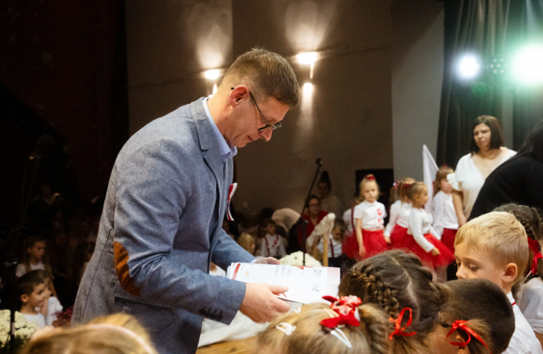 Lekcja patriotyzmu od najmłodszych. VI Przedszkolny Przegląd Artystyczny [foto]