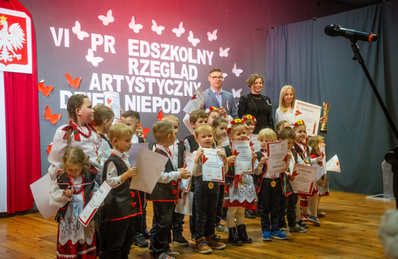 Lekcja patriotyzmu od najmłodszych. VI Przedszkolny Przegląd Artystyczny [foto]