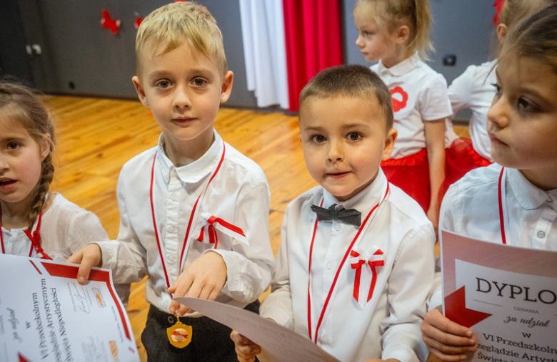 Lekcja patriotyzmu od najmłodszych. VI Przedszkolny Przegląd Artystyczny [foto]