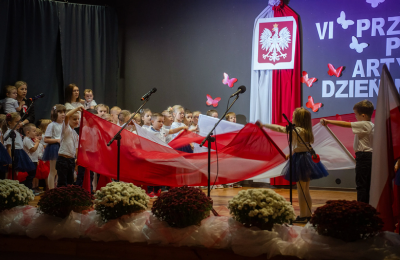 Lekcja patriotyzmu od najmłodszych. VI Przedszkolny Przegląd Artystyczny [foto]