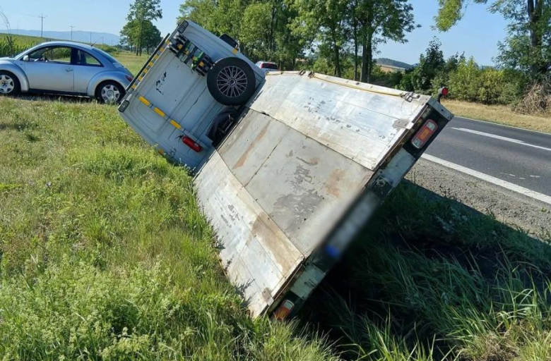 Kolizja autobusu i lawety na krajowej ósemce