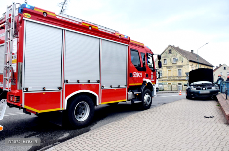 Na moście na ul. Kolejowej w Kamieńcu Ząbkowickim doszło do kolizji z udziałem dwóch samochodów osobowych