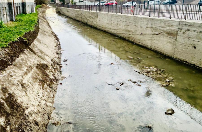 Oczyszczają rzekę i zabezpieczają mur oporowy