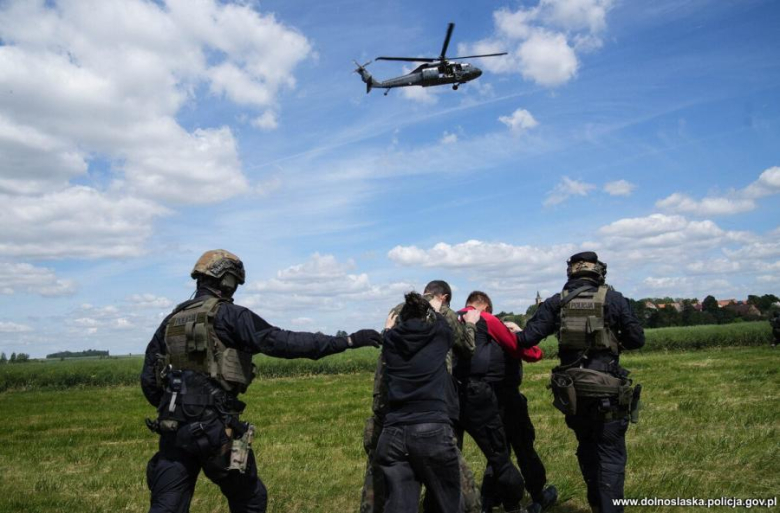 Antyterroryści, śmigłowce i zakładnicy. Spektakularne ćwiczenia służb w Henrykowie