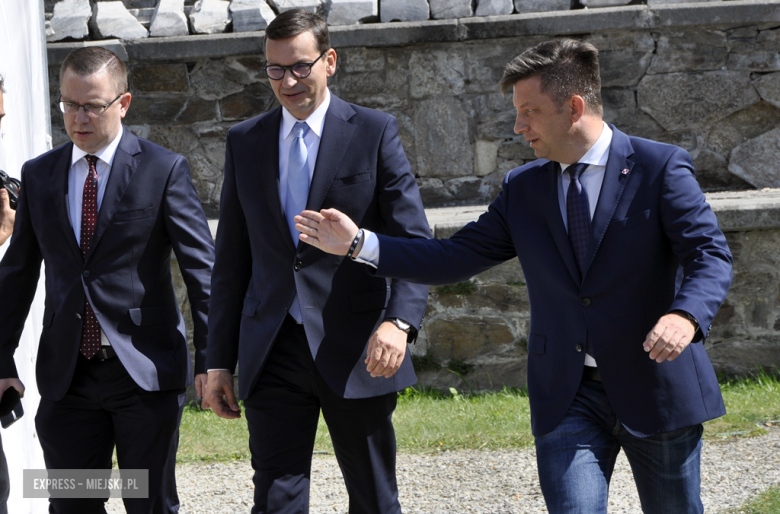 Premier Morawiecki w Kamieńcu Ząbkowickim: 8 mld zł dla samorządów. „Uzdrowiliśmy finanse publiczne”