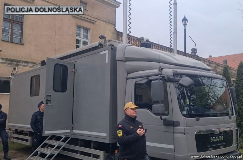 Ćwiczenia policji i służb w Henrykowie