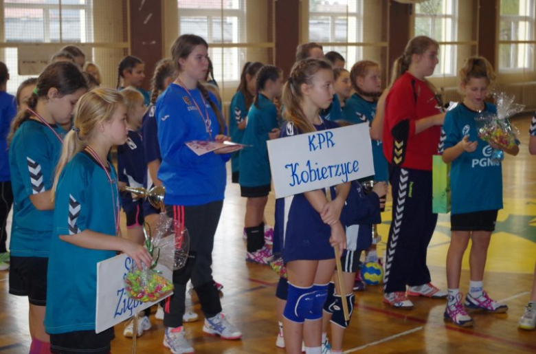 Końcem października w sali Szkoły Podstawowej nr 4 w Ziębicach rozegrany został turniej piłki ręczne