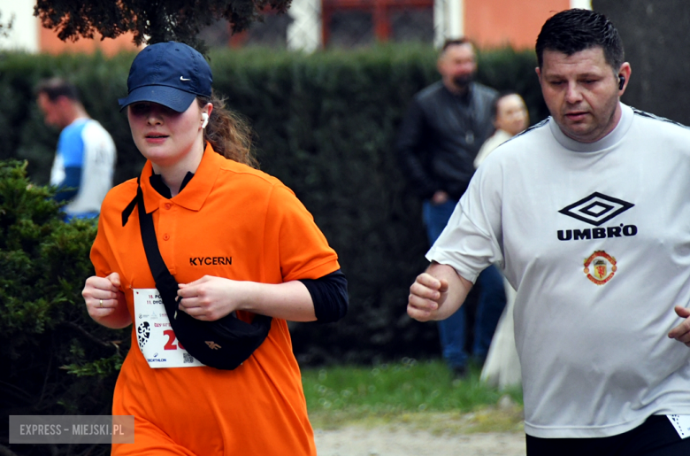 Setki biegaczy i świetne wyniki. 15. Półmaraton Henrykowski i 11. Dycha Księgi Henrykowskiej [foto]