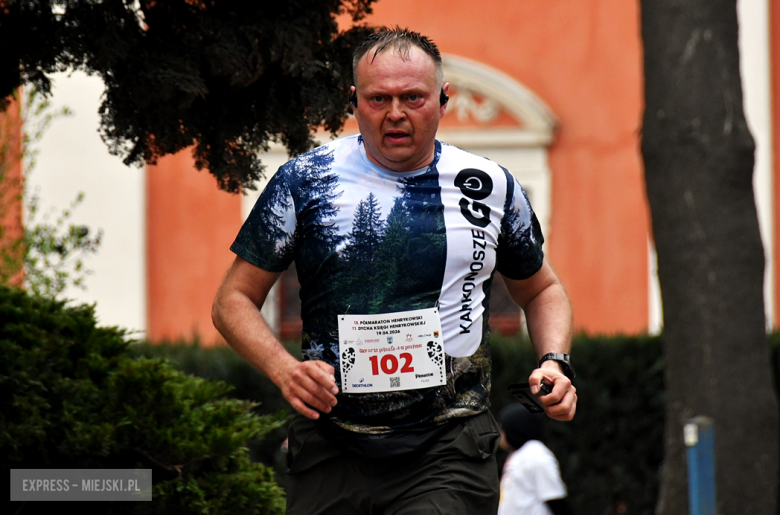 Setki biegaczy i świetne wyniki. 15. Półmaraton Henrykowski i 11. Dycha Księgi Henrykowskiej [foto]