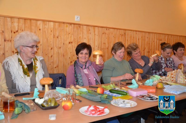 Sztuka carvingu i garnirowania w Stolcu