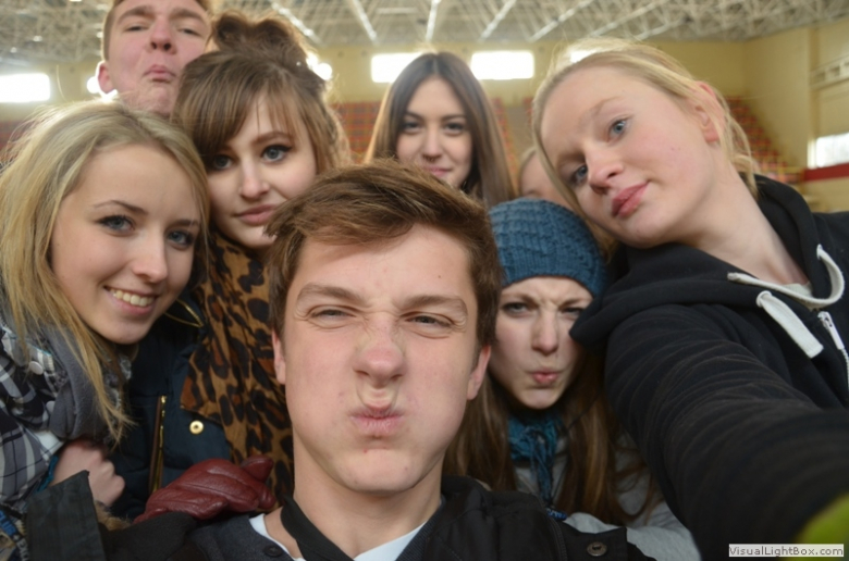 Grupa licealistów na mikołajkową wycieczkę udała się na lodowisko do Świdnicy