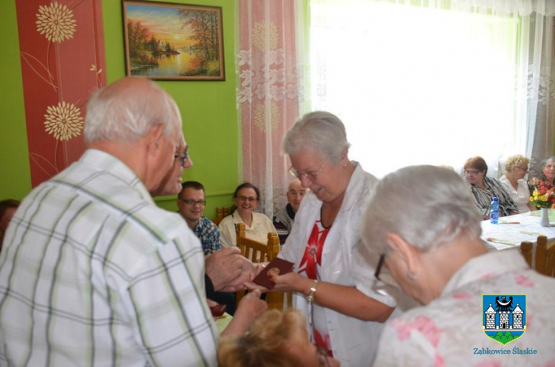 Na zebraniu wręczono odznakę przyjaciela niewidomych dla osób bezinteresownie pomagających i wspierających stowarzyszenie