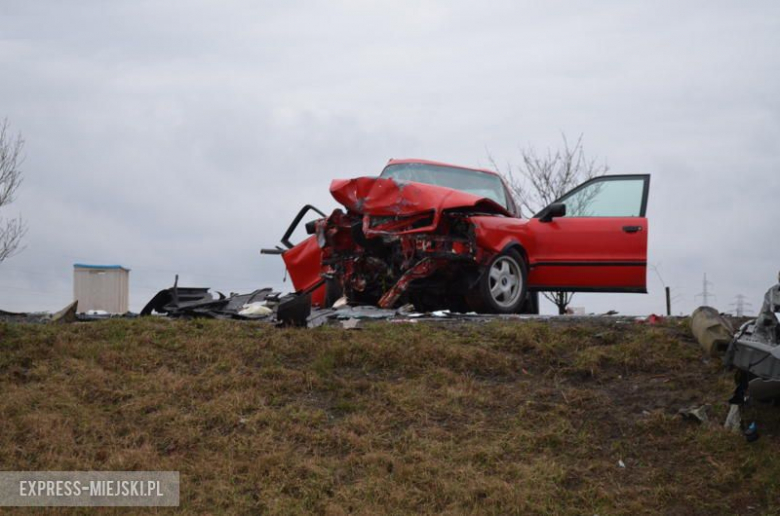 Czołówka na krajowej ósemce. Cztery osoby w szpitalu