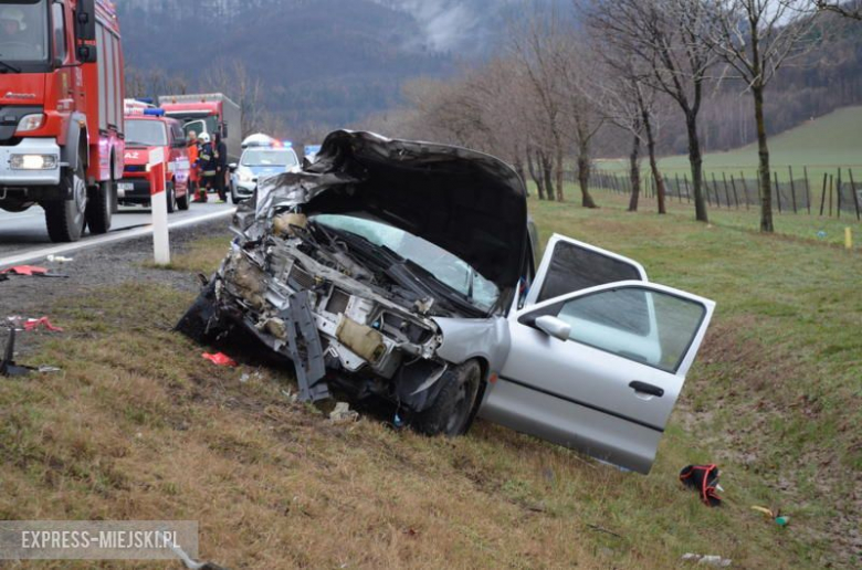 Czołówka na krajowej ósemce. Cztery osoby w szpitalu