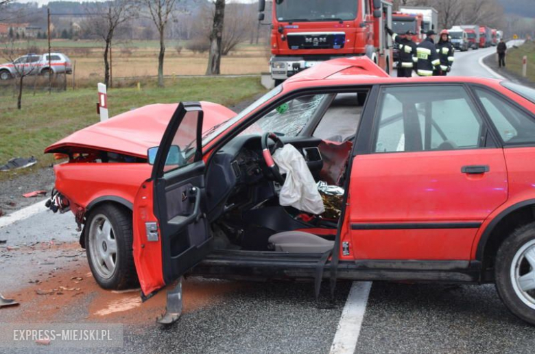 Czołówka na krajowej ósemce. Cztery osoby w szpitalu