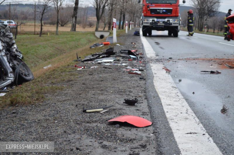 Czołówka na krajowej ósemce. Cztery osoby w szpitalu