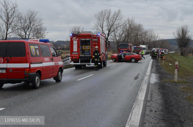 Czołówka na krajowej ósemce. Cztery osoby w szpitalu