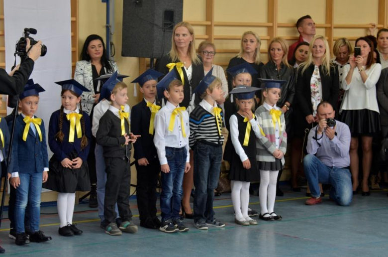 Pierwszoklasiści Szkoły Podstawowej nr 3 im. Mikołaja Kopernika