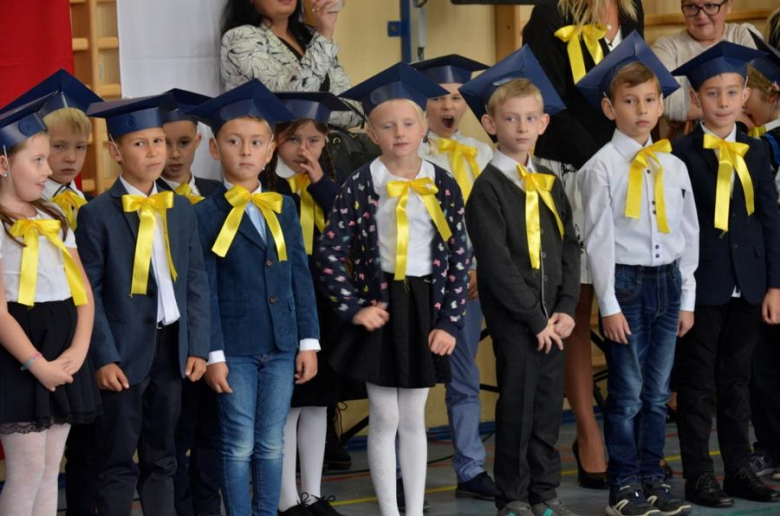 Pierwszoklasiści Szkoły Podstawowej nr 3 im. Mikołaja Kopernika